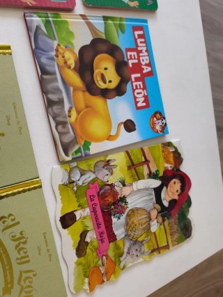 Y libros infantiles varios y llaveros Disney