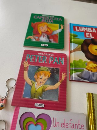 Y libros infantiles varios y llaveros Disney