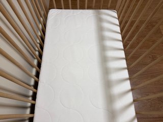 Cuna de madera Ikea con colchón