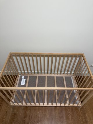 Cuna de madera Ikea con colchón