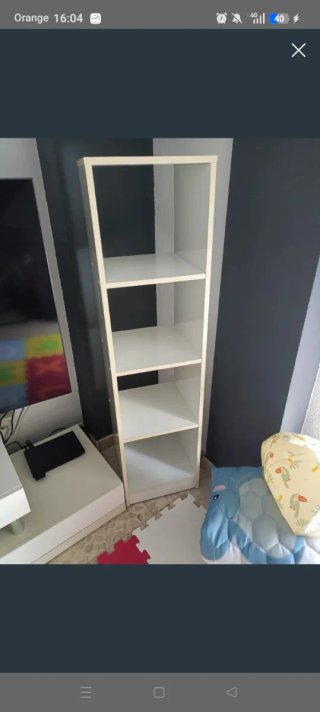 Estantería blanca y gris
