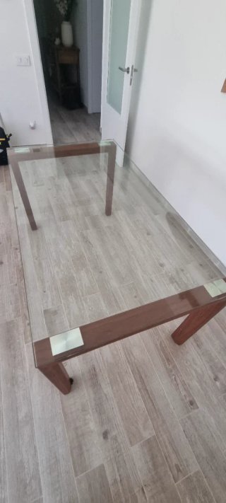 Mesa de comedor de cristal y madera