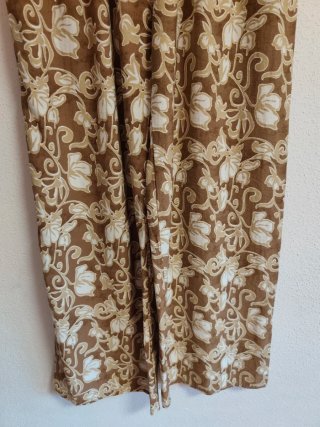 Pantalón estampado floral de chica talla M nuevo.