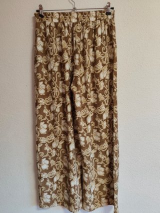 Pantalón estampado floral de chica talla M nuevo.