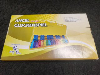 Xilófono infantil amarillo con baquetas