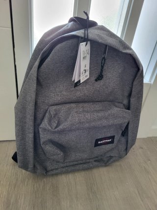 Mochila Eastpak Gris