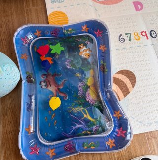 Alfombra de agua para bebé con animales marinos