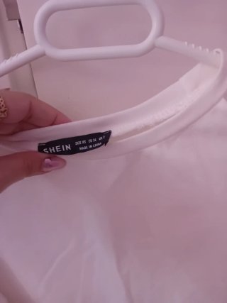 Sudadera blanca con mangas de encaje
