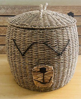 Cesta de mimbre natural con tapa con forma de oso