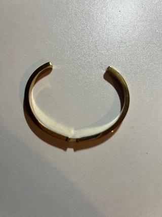 Pulseira Dourada com Detalhes em Pedra Branca