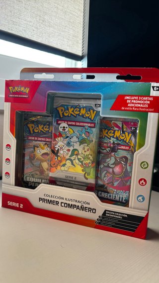 Caja Pokémon Ilustración Primer Compañero Serie 2