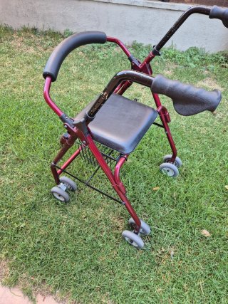 Andador para adultos con cesta