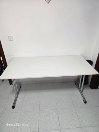 Escritorio blanco y plateado