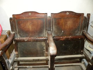 Butacas de cine antiguas de madera