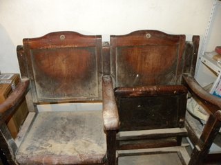 Butacas de cine antiguas de madera