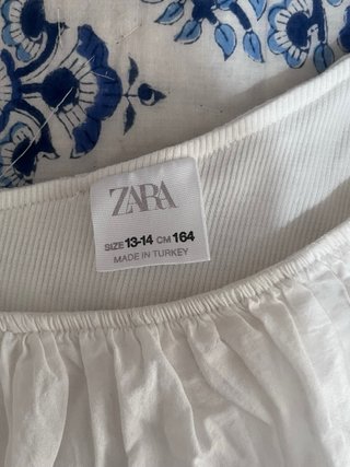 Top Zara Asimétrico Volante Grande, blanco