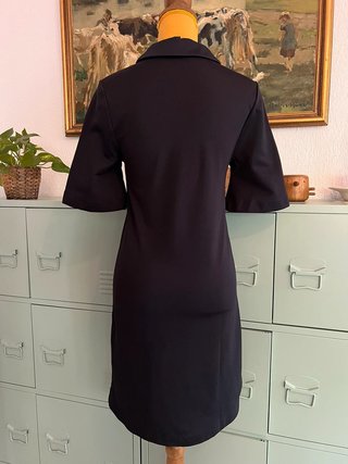 Cos dress negro minimalista cuello polo cremallera