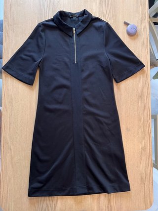 Cos dress negro minimalista cuello polo cremallera