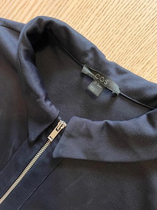 Cos dress negro minimalista cuello polo cremallera