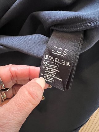 Cos dress negro minimalista cuello polo cremallera