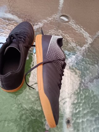 Zapatillas de fútbol negras y blancas