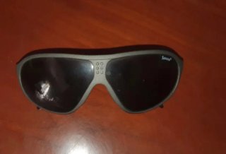 Maleta de viaje negra y gafas ejército Suizo
