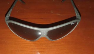Maleta de viaje negra y gafas ejército Suizo