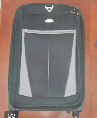 Maleta de viaje negra y gafas ejército Suizo