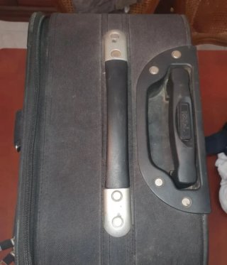 Maleta de viaje negra y gafas ejército Suizo