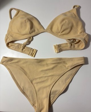 bikini amarillo pastel