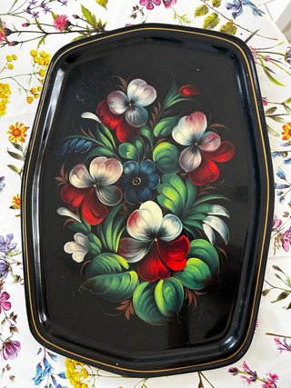 Vassoio in metallo decorato con fiori