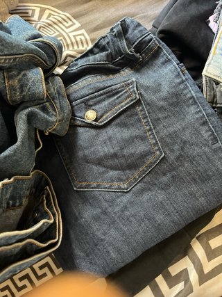 Ropa Apilada Azul y Gris