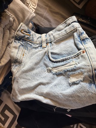 Ropa Apilada Azul y Gris