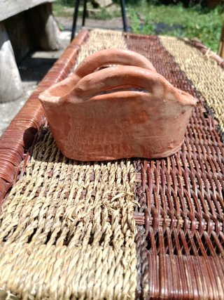 Cesta de barro firmada