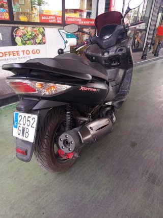 Kymco 500 Maxi Scooter Negra