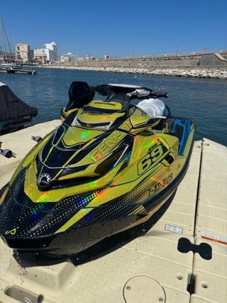 Moto de agua Sea-Doo RXT dorada