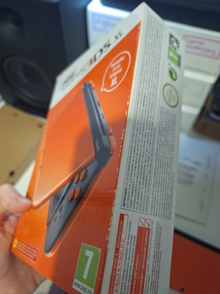 New Nintendo 3DS XL naranja con caja y manual