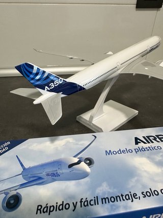 Maqueta Avión Airbus A350 1:200 Model Airplane