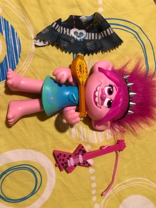 Muñeco Poppy Rockero con Guitarra