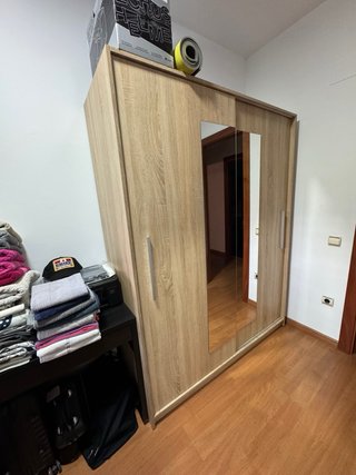 Armario de madera con espejo