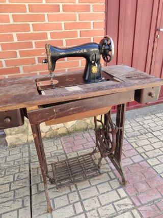 Máquina de coser Singer con mesa
