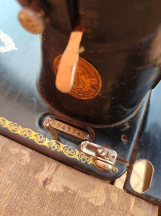Máquina de coser Singer con mesa