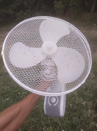 Ventilador de pared gris y blanco