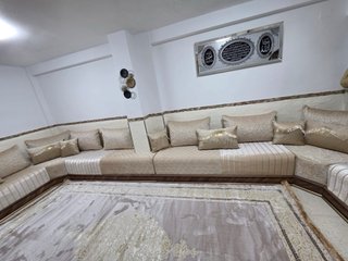 Sofá modular diseño hogar beige y dorado