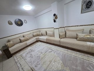 Sofá modular diseño hogar beige y dorado