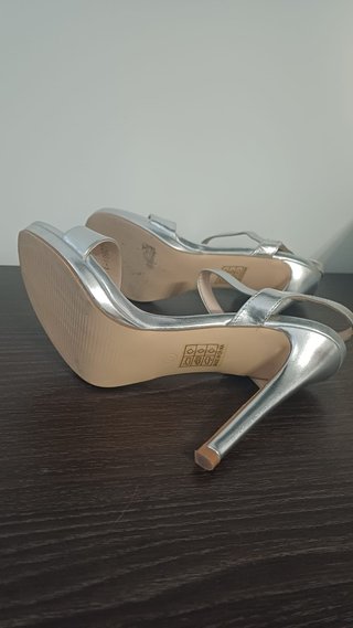 Sandalias de tacón alto plateadas