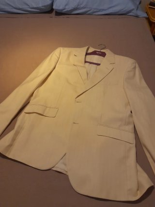 Traje hombre crudo muy buen estado