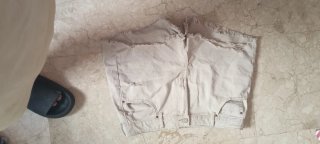 Pantalón corto beige desgastado