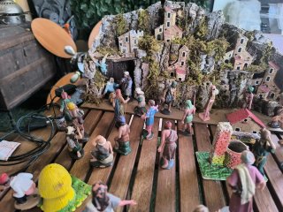 Belén artesanal con figuras