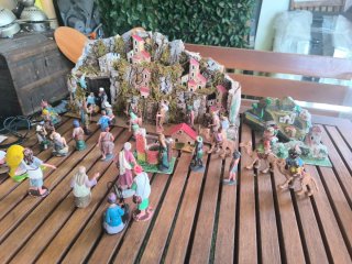 Belén artesanal con figuras